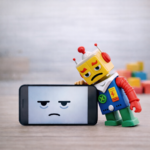 Representação simbólica do impacto do uso excessivo de telas na infância, destacando a relação entre tecnologia, vínculo emocional e desenvolvimento psíquico da criança.